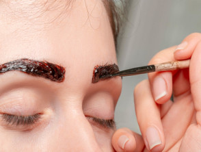 Painting on eyebrows with henna