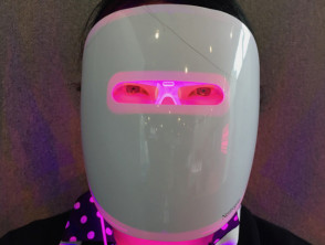 Red and blue light mask to treat acne